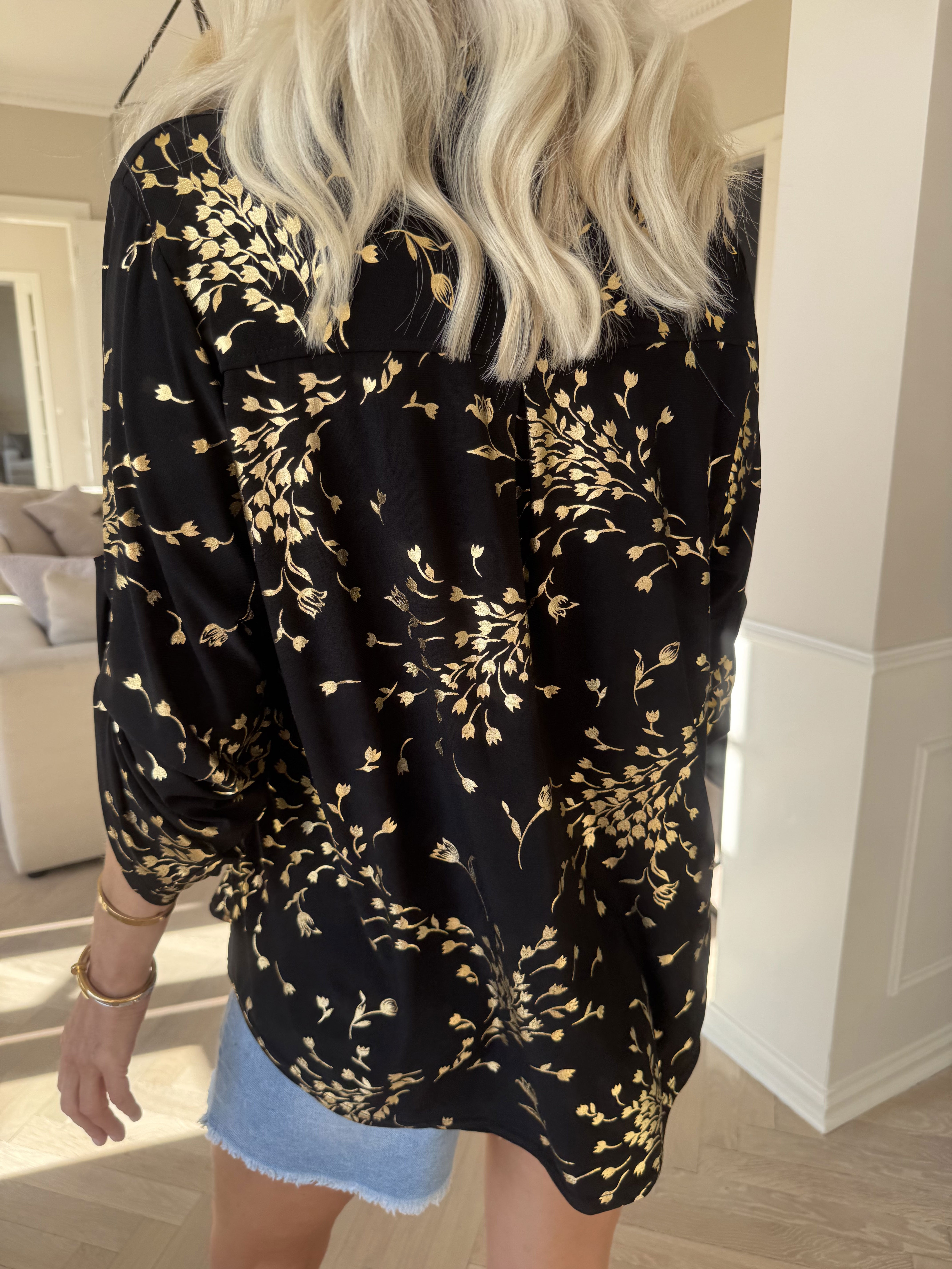 Ebba Gold Leaf Shirt - Elastisk bluse mønstret med guld blade